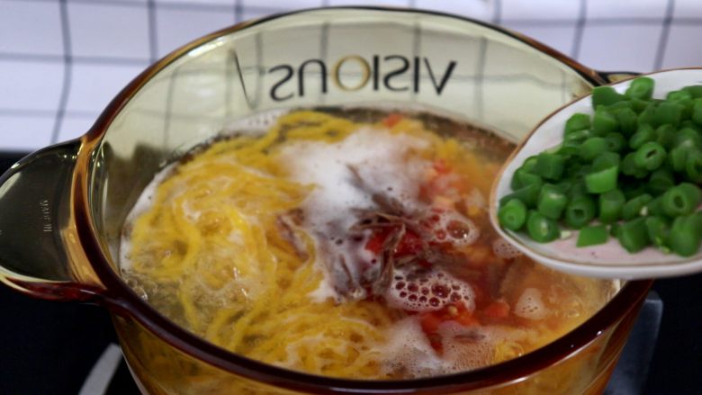 牛肉南瓜面线,面线煮1min后,加入西红柿丁,牛肉碎,豆角丁,葱花碎