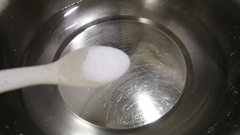 早歺配菜~素炒山药土豆片,准备一盆清水,放一点盐。