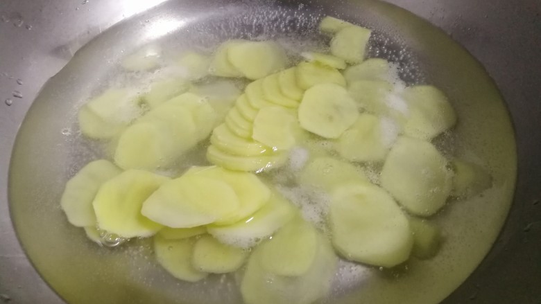 早歺配菜~素炒山药土豆片,锅里烧水烧开后,放入土豆片焯八分熟。