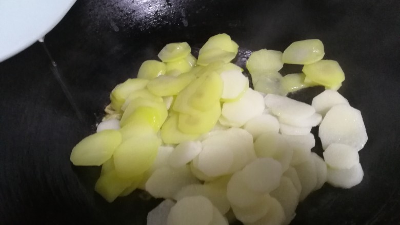 早歺配菜~素炒山药土豆片,将葱片,土豆片,山药片一起放入锅中翻炒。