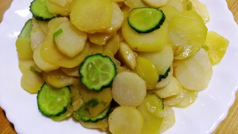 早歺配菜~素炒山药土豆片,起锅装盘。此菜清淡营养,适合早餐作为配菜。