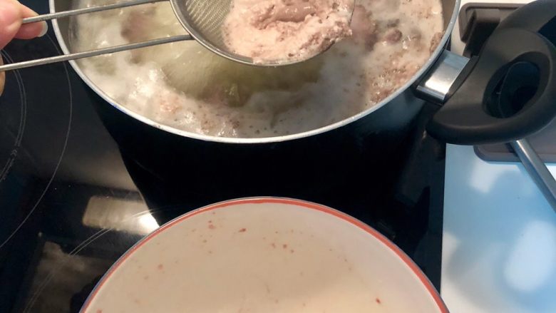 超簡單🐽鮮嫩薑絲豬肝湯,先將渣渣除掉,再將豬肝取出
