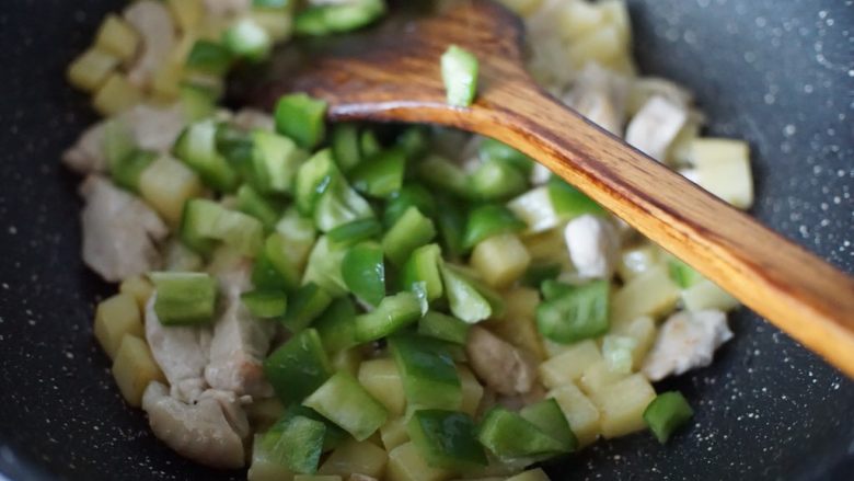 十味  咖喱鸡肉饭,土豆粒炒出香味后放入青椒粒炒