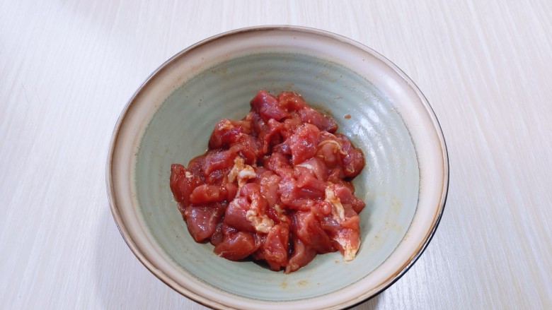 火爆朋友圈的牙签肉,一口一串!好吃到停不下来!,戴上食品手套,再次抓拌均匀,腌制2小时以上。(上班族早上腌制好放冰箱里,晚上回来烤也极好哒,因为腌制的时间越长,越入味儿!)