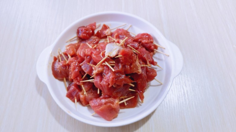 火爆朋友圈的牙签肉,一口一串!好吃到停不下来!,依次用牙签将肉串好。(量可以根据自己的胃口增减)