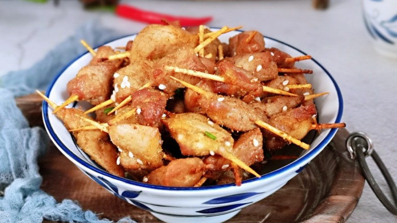 火爆朋友圈的牙签肉,一口一串!好吃到停不下来!,近看……想吃做起来~我要开动喽~