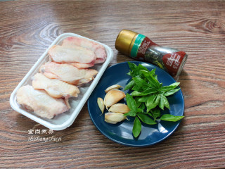 九层塔烤鸡翅,备好食材,九层塔也叫罗勒、金不换、 一年生直立草本,气味芳香,主要用来红烧啊,焖煮或制作陷料和西餐配料