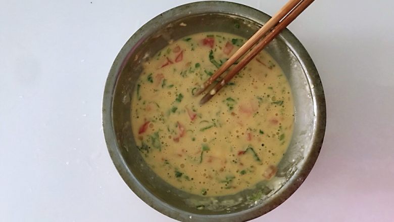 十味 番茄鸡蛋饼,加盐、五香粉,加水,调成糊状,因为蔬菜丰富,不要调太稀,以免难成型。