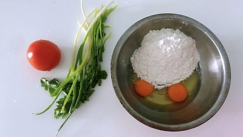 十味 番茄鸡蛋饼,1、准备好所有食材。