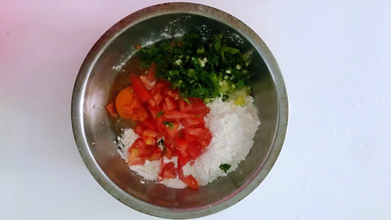 十味 番茄鸡蛋饼,香菜小葱切丁,放一起。