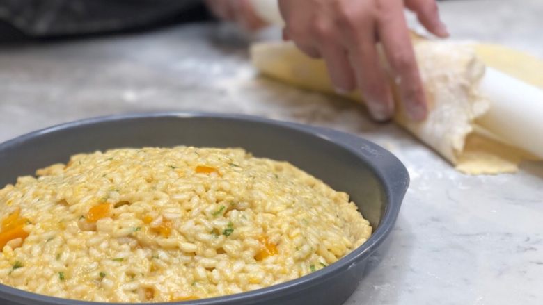 南瓜炖饭万圣节派,派皮上面可以随自己的想法装饰
（那就来个邪恶的笑脸 嘿嘿嘿...）
小心地将派皮放在炖饭上 用小刀修边