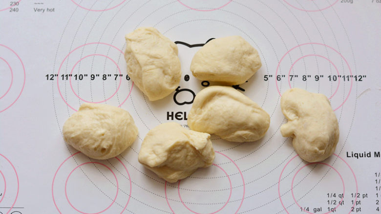 日式红豆饼,发酵好的面团利用擀面杖排气，再分成6个同等大小的面团，
