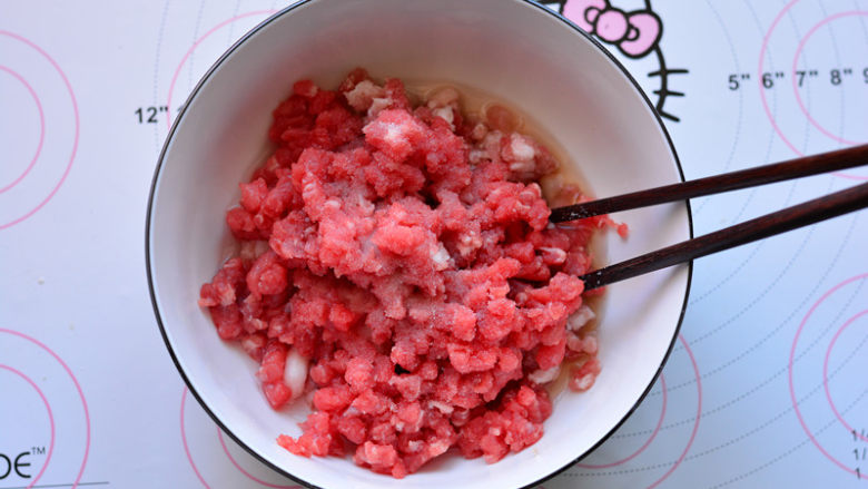 美式牛肉汉堡,牛肉馅和<a style='color:red;display:inline-block;' href='/shicai/ 34374'>猪肉馅</a>放在大碗里,放入调味料搅拌均匀