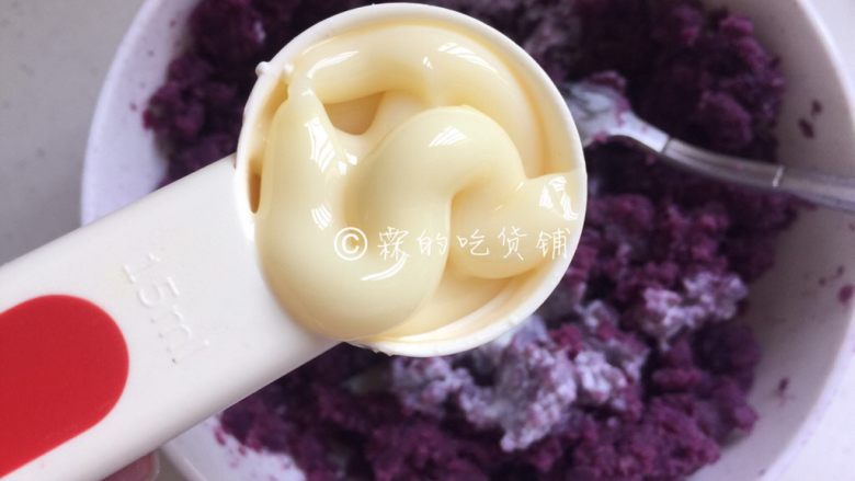 南瓜紫薯球,和<a style='color:red;display:inline-block;' href='/shicai/ 893'>炼乳</a>后,搅拌均匀