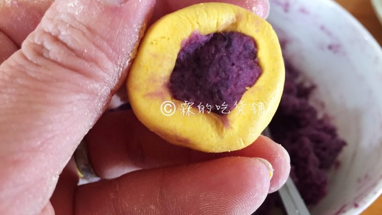 南瓜紫薯球,取适量南瓜糯米团,先揉成圆球,然后在中间捏个洞出来,放入紫薯馅(手法和包汤圆一样)