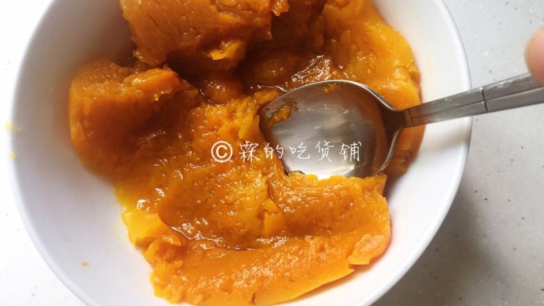 南瓜紫薯球,<a style='color:red;display:inline-block;' href='/shicai/ 53'>南瓜</a>蒸熟,去皮,捣成泥