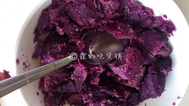 南瓜紫薯球,同样,<a style='color:red;display:inline-block;' href='/shicai/ 2643'>紫薯</a>去皮、蒸熟,捣成泥