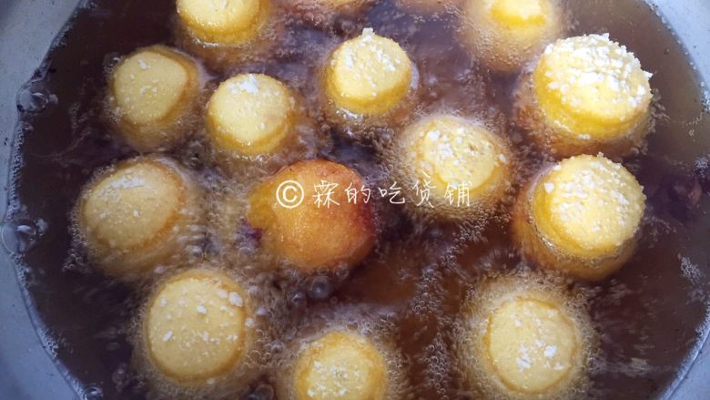 南瓜紫薯球,油锅烧至五、六成热,把南瓜球放入,小火慢炸,熟了南瓜球自己会浮起