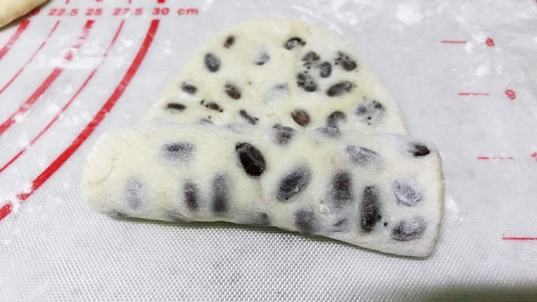十味 蜜豆馒头,从一侧把擀开的面团轻轻卷起来。
