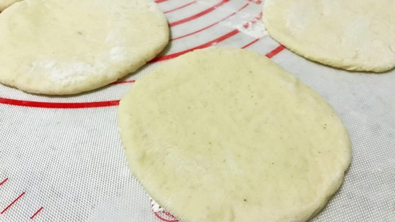 十味 蜜豆馒头,揉圆。擀成圆形。