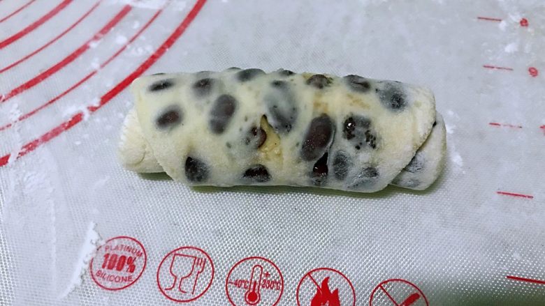 十味 蜜豆馒头,接口处稍稍用力按紧,朝下放。