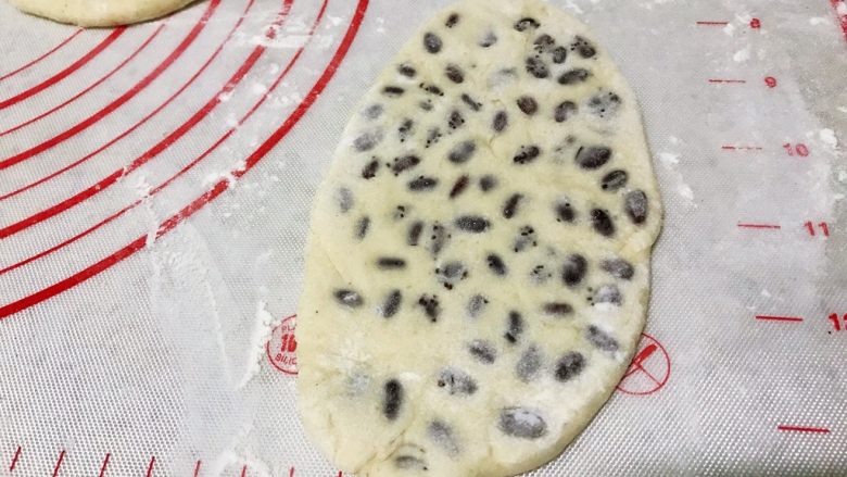十味 蜜豆馒头,接口向下,放在案板上,用擀面杖轻轻地把面团擀开,正反面都要擀,面皮的厚度才能一致,最好擀成长方形状的,成品才出来完美。