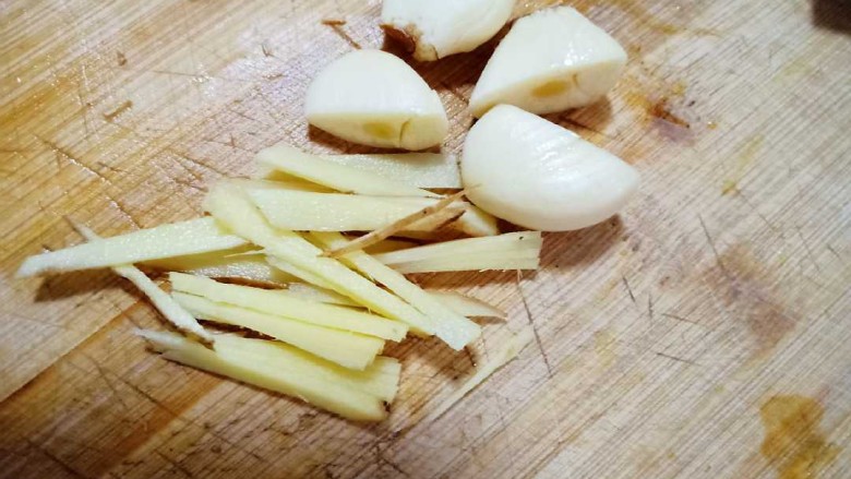 十味 奶白鲫鱼豆腐汤,1、大蒜切开,生姜切丝。