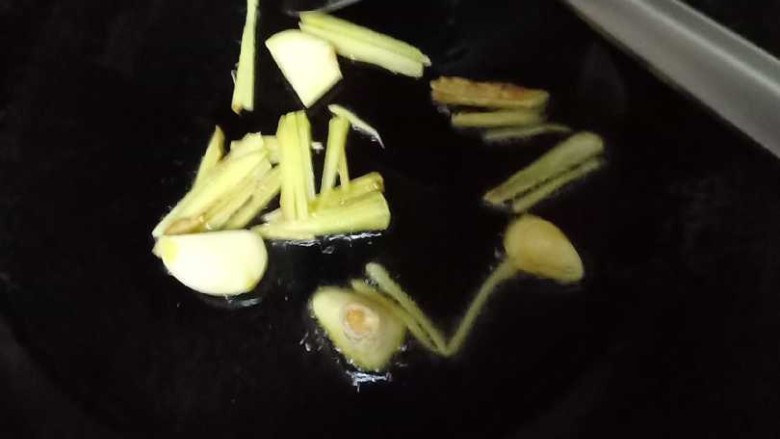 十味 奶白鲫鱼豆腐汤,4、锅烧热放油,下姜丝和大蒜