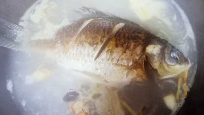 十味 奶白鲫鱼豆腐汤,7、倒开水大火煮开。