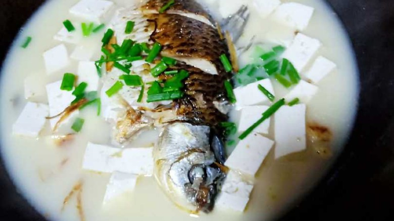 十味 奶白鲫鱼豆腐汤,10、撒上葱花