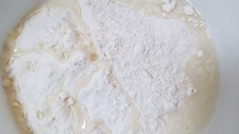 十味  葱油饼,<a style='color:red;display:inline-block;' href='/shicai/ 519'>面粉</a>加温水，水不要加多慢慢加