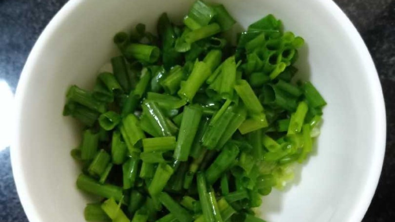 十味  葱油饼,<a style='color:red;display:inline-block;' href='/shicai/ 157'>小葱</a>洗净，切葱花