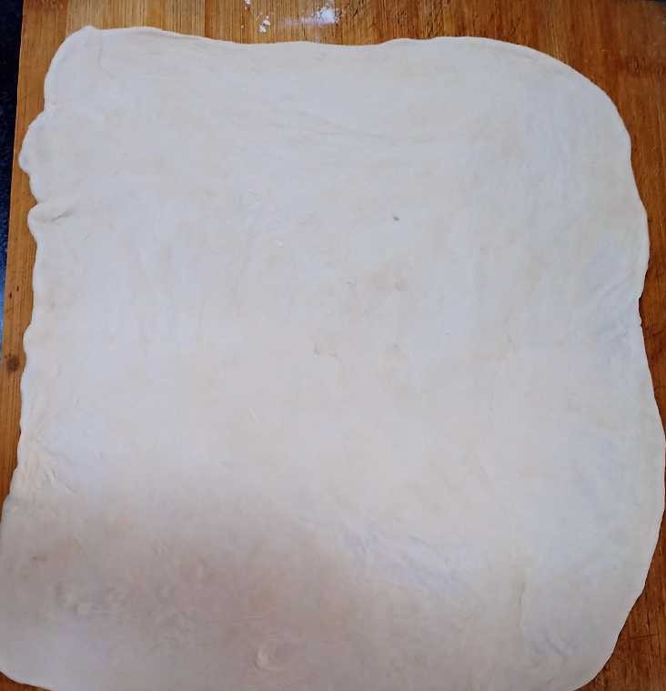 十味  葱油饼,面团擀成薄片