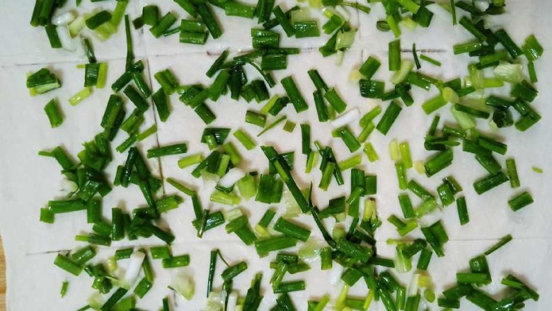 十味  葱油饼,撒上葱花，撒上适量盐要撒均匀，面片横竖各两刀，不要切散了