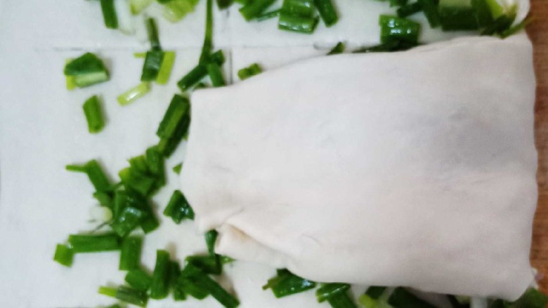 十味  葱油饼,折好的面片往左折