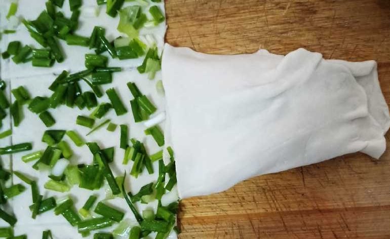 十味  葱油饼,右上角往下折，右下角往上折。