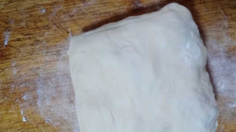 十味  葱油饼,折好的面往左折，左上角往下折，左下角往上折，轻轻压实