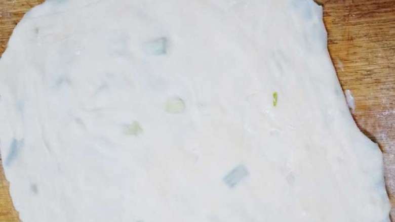 十味  葱油饼,把压好的面饼，擀成薄片