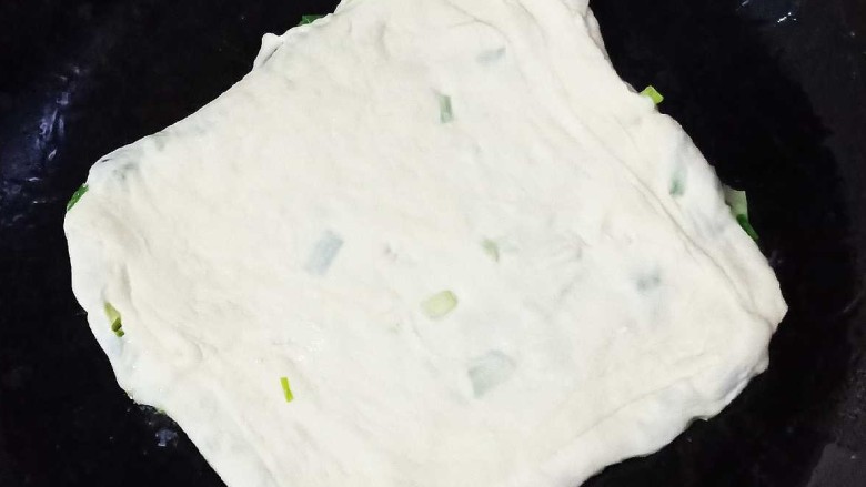 十味  葱油饼,锅放油，面饼放锅里煎，小火，有电饼铛最好，没有就平底锅