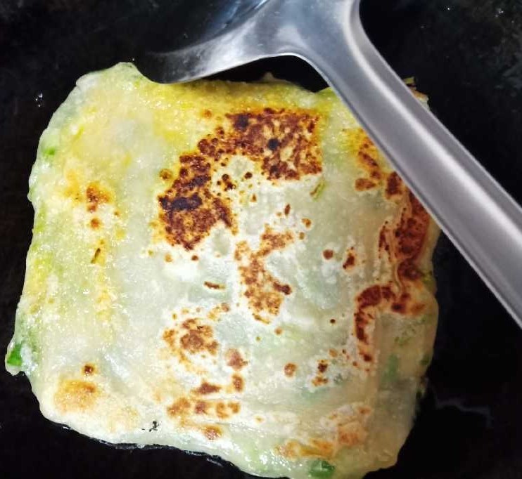 十味  葱油饼,一面金黄后翻面继续煎，直到两面都金黄出锅