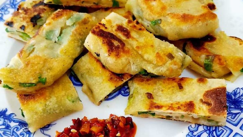 十味  葱油饼,出锅切块后装盘。