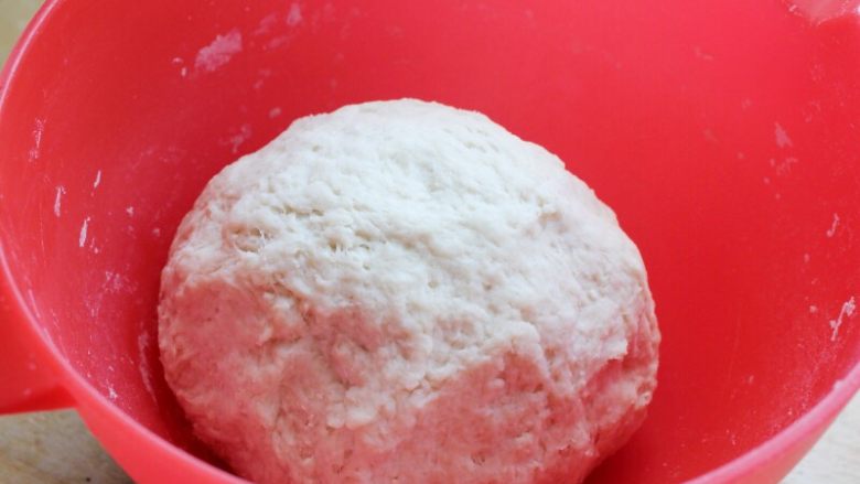 十味 多汁猪肉煎饺,再加些冷水,约20-50克,揉成湿软的面团,不见干粉就行,静置15分钟。