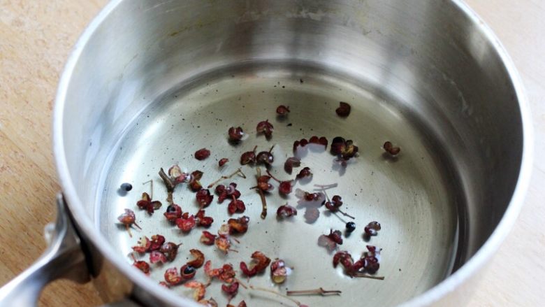 十味 多汁猪肉煎饺,再取一小锅,倒入植物油40克,加一小撮<a style='color:red;display:inline-block;' href='/shicai/ 700'>花椒</a>,上火烧热。