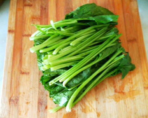 菠菜鸡蛋馅窝窝头,<a style='color:red;display:inline-block;' href='/shicai/ 117'>菠菜</a>洗净备用
