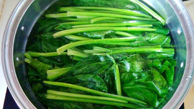 菠菜鸡蛋馅窝窝头,锅烧开水,放入菠菜焯三分钟
