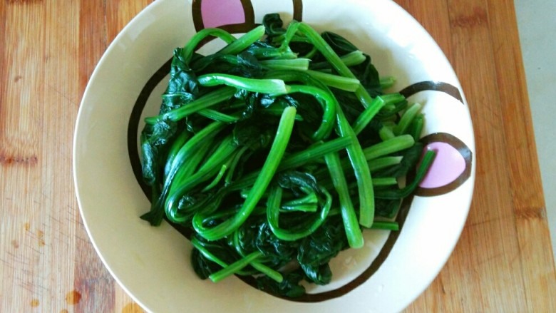 菠菜鸡蛋馅窝窝头,把菠菜捞出,控干水份