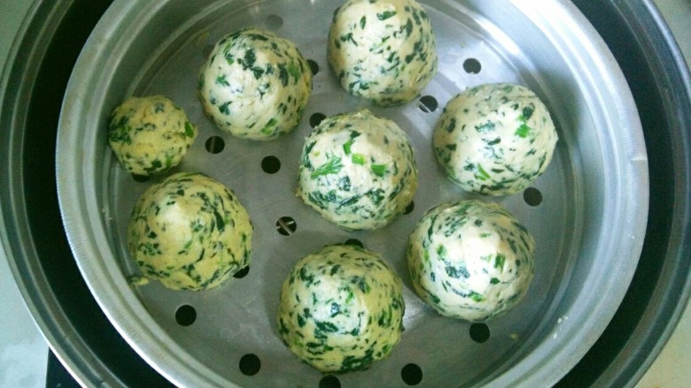 菠菜鸡蛋馅窝窝头,锅添水,放入窝窝头,