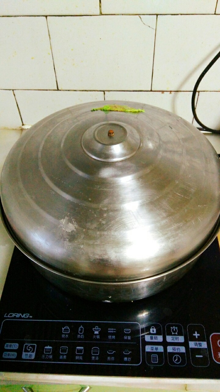菠菜鸡蛋馅窝窝头,盖上盖,大火烧开,改中火蒸十五分钟