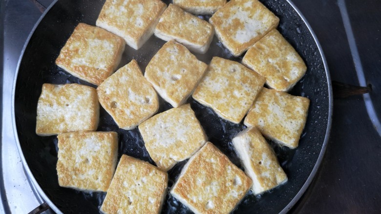 十味 八珍豆腐,煎至一面金黄,然后翻面煎另一面。