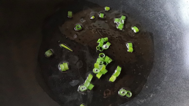 十味 八珍豆腐,另起一锅,加少许油烧热,下葱花爆出香味。